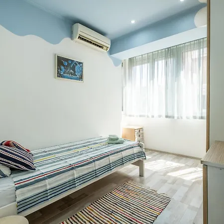 Family-friendly Place Steps From Mall Of Apartman