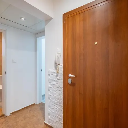 Apartamento Family-friendly Place Steps From Mall Of Sofía