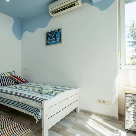 Family-friendly Place Steps From Mall Of Sofía