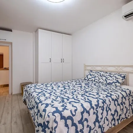 Family-friendly Place Steps From Mall Of Apartamento Sofía