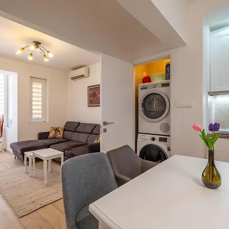 Family-friendly Place Steps From Mall Of Apartamento *