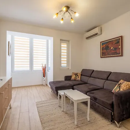 Apartamento Family-friendly Place Steps From Mall Of Sofía