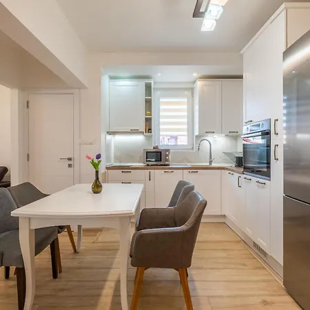 Apartamento Family-friendly Place Steps From Mall Of Sofía