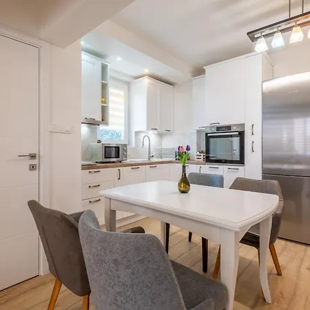 Апартамент Family-friendly Place Steps From Mall Of