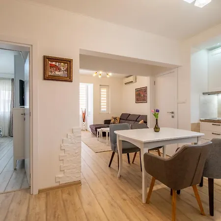 Family-friendly Place Steps From Mall Of Апартамент София