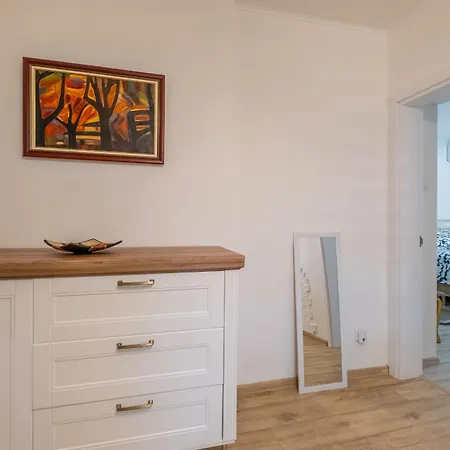 Family-friendly Place Steps From Mall Of