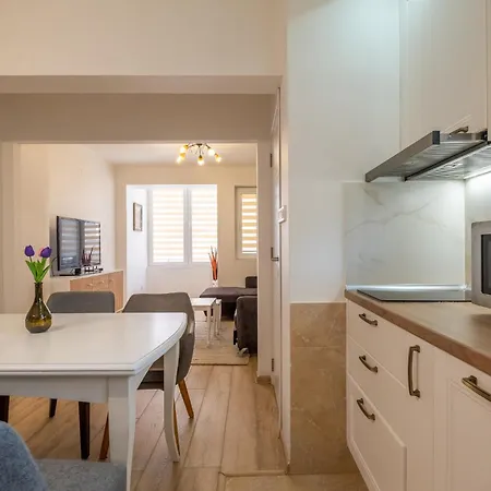 Family-friendly Place Steps From Mall Of *