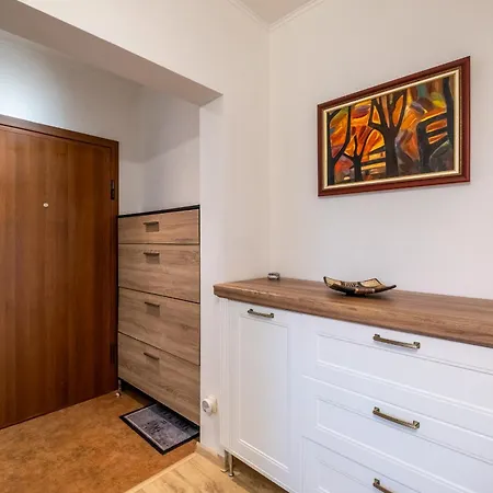 Family-friendly Place Steps From Mall Of