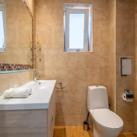 Family-friendly Place Steps From Mall Of