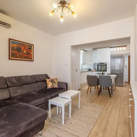 Family-friendly Place Steps From Mall Of *