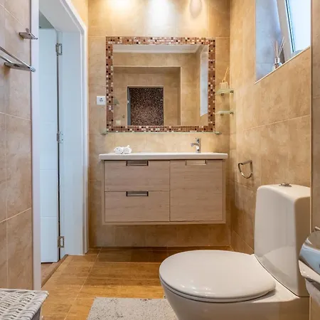 Family-friendly Place Steps From Mall Of