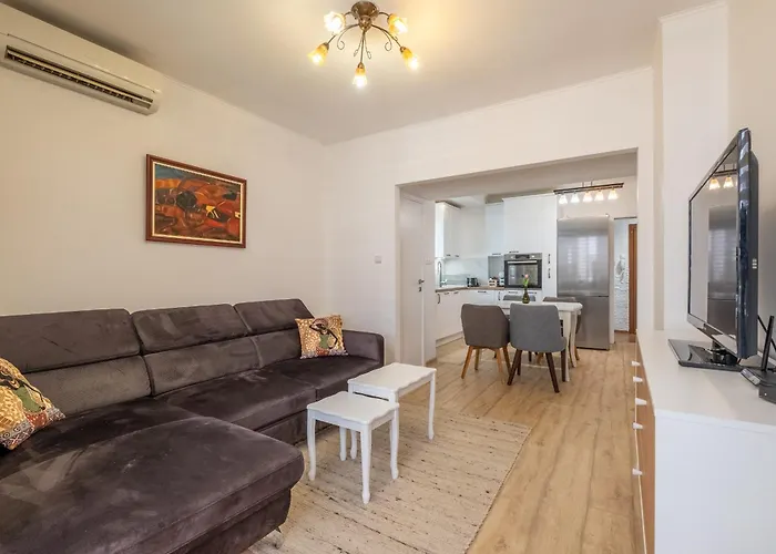 Family-friendly Place Steps From Mall Of *