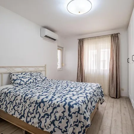 Family-friendly Place Steps From Mall Of Apartament *